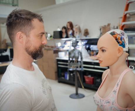 Protagonista stojí tváří v tvář rozpracovanému modelu robotky