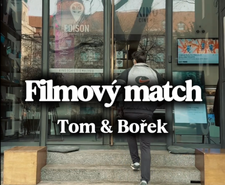 Bořek vstupuje do kina. Nápis: Filmový match - Tomáš a Bořek