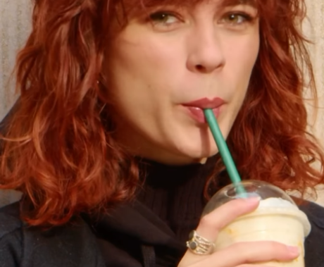 Anna pije frappuccino