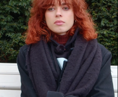 anna sedí na lavičce