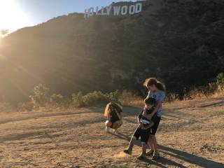 tři děti před hollywood sign