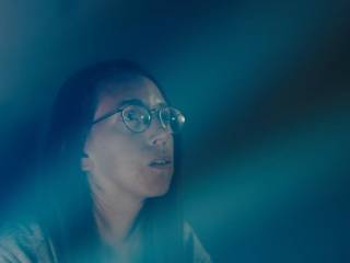 žena hledící nahoru