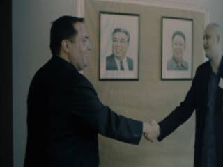 dva muži si podávají ruku