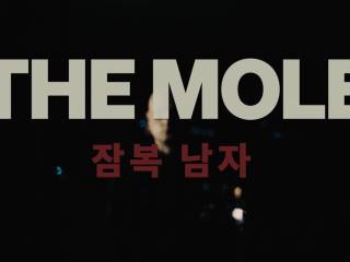nápis "THE MOLE", v pozadí muž