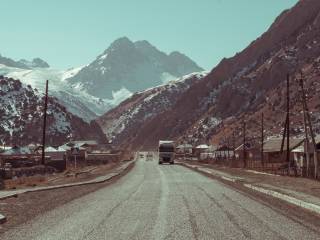 silnice v údolí mezi horami