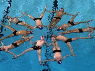 skupina mužských akvabel v bazénu v hvězdicové formaci