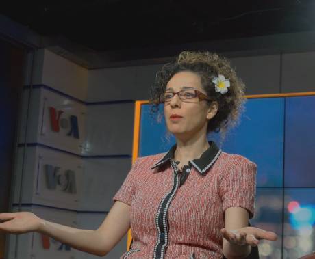 žena promlouvá na pódiu