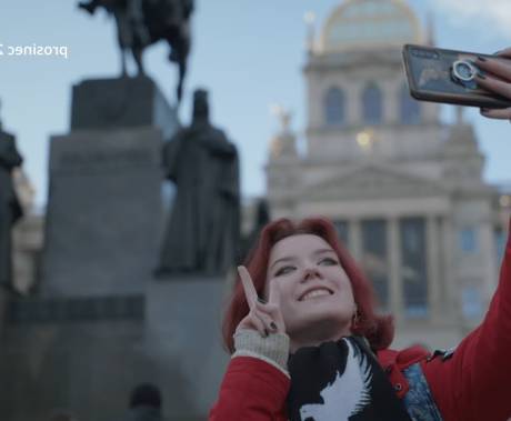 dívka se fotí na václavském náměstí