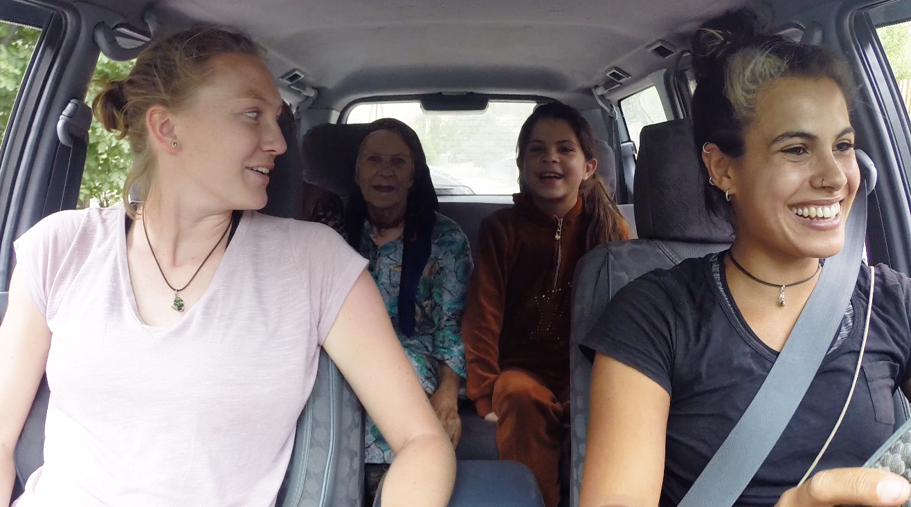 čtyři ženy různých generací sedí v autě